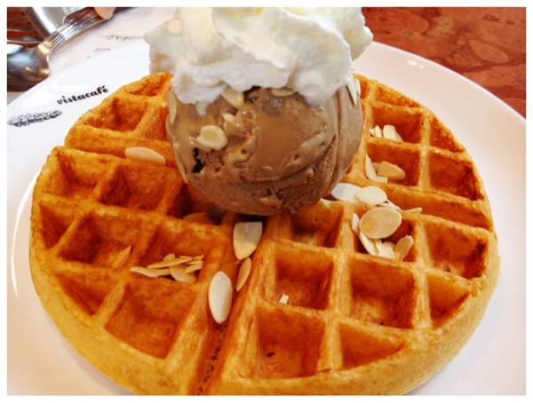 waffle and soy coffee ice cream ที่ ร้านอาหาร Vista Cafe The Circle
