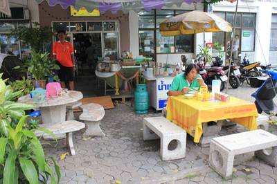 ที่นั่งในร้าน ที่ ร้านอาหาร ก๋วยเตี๋ยวเรือครูใหญ่