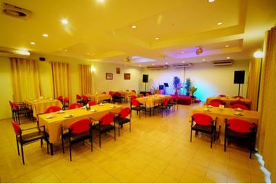 มีห้องจัดสังสรรค์ รับรองได้ถึง 80 คนเรยน่ะเนี่ย ที่ ร้านอาหาร ครัวสวนปลา