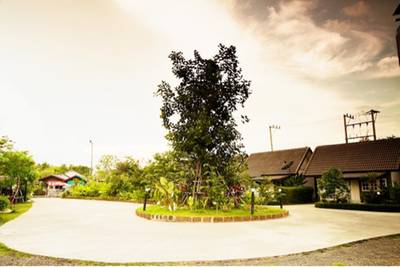 ที่จอดรถกว้างขวาง สบายๆ ที่ ร้านอาหาร ครัวสวนปลา