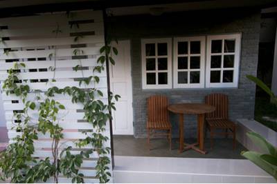 หน้าห้องมีที่นั่งชิวด้วย บรรยากาศดีสุดๆ ที่ ร้านอาหาร ครัวสวนปลา