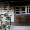 หน้าห้องมีที่นั่งชิวด้วย บรรยากาศดีสุดๆ ที่ ร้านอาหาร ครัวสวนปลา