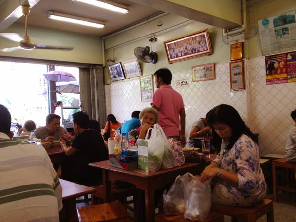 ในร้านกว้างขวางดี ที่ ร้านอาหาร ลูกชิ้นปลานายเงี๊ยบ