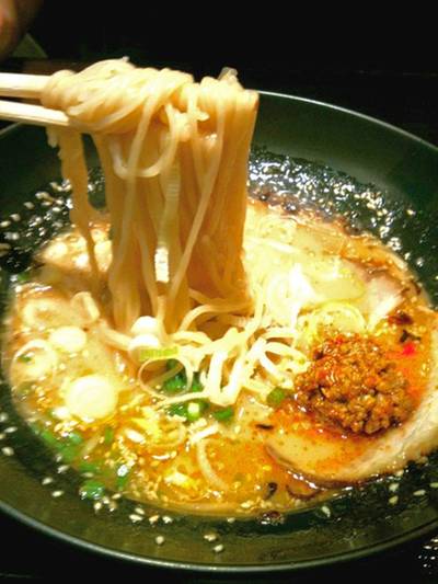 Kara Kara Tonkotsu Ramen เพราะเส้นมันขาด เวลาสาวเส้นแล้วมันไม่ค่อยขึ้นเลยอ่ะ ที่ ร้านอาหาร Chabuton Ramen Central Rama 9