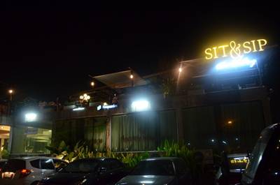 ถึงร้านแล้วว ^^ ที่ ร้านอาหาร Sit & Sip: Beer Chilling