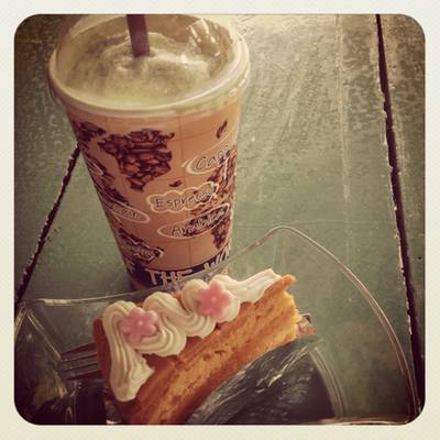 เค้กชากับชาเขียวนมปั่น ที่ ร้านอาหาร เอกเขนก กาญจนบุรี