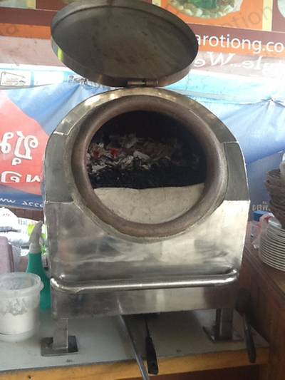 โอ่งด้านหน้า ที่ ร้านอาหาร ดาดา โรตีโอ่ง โอ่งด้านหน้า ที่ ร้านอาหาร ดาดา โรตีโอ่ง