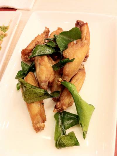 ปีกไก่ทอดใบมะกรูด ที่ ร้านอาหาร ส้มตำดอกรัก The Circle