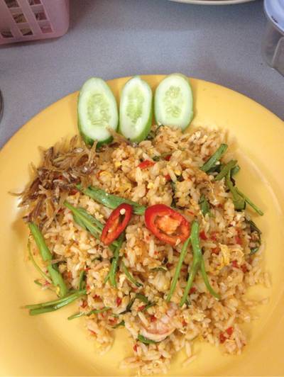 ข้าวผัดกัมปงกุ้ง. มีปลากรอบโรยข้างๆด้วยน่ะค่ะ ที่ ร้านอาหาร Bangdee Restaurant. อาหารอิสลาม