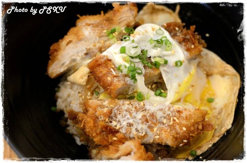 ข้าวหน้าหมูทอดผัดหอมใหญ่ราดไข่  65 บาท ที่ ร้านอาหาร Bake a wish สุขสวัสดิ์ 19