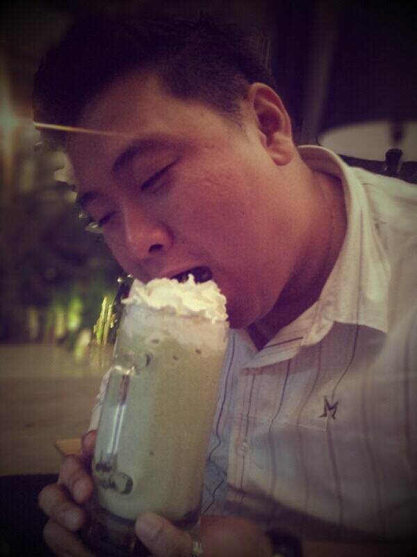 แก้วใหญ่มาก  ที่ ร้านอาหาร Espresso Gallery