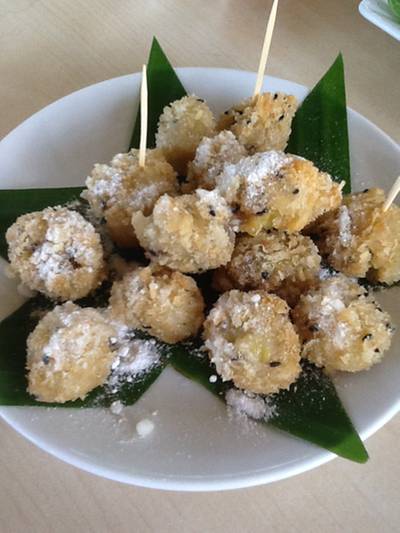 กล้วยหอมทอด เป็นของสมมนาคุณ หลังจากทานอาหารอิ่ม ที่ ร้านอาหาร เพียงไพร