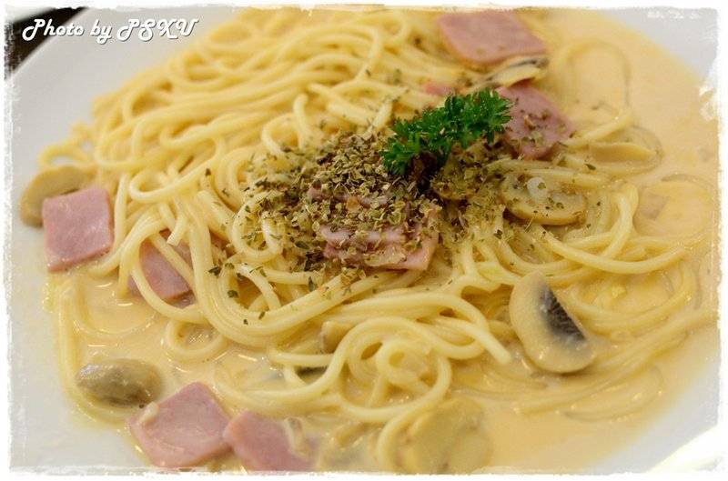 สปาเก็ตตี้ไวท์ซอส  50 บาท ที่ ร้านอาหาร Bake a wish สุขสวัสดิ์ 19