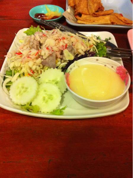 สลัดปูอัด ที่ ร้านอาหาร สถานีนมสด