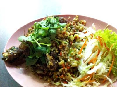 ซี่โครงหมูทอดเกลือ ที่ ร้านอาหาร ร้านข้าวต้มนายง้วน