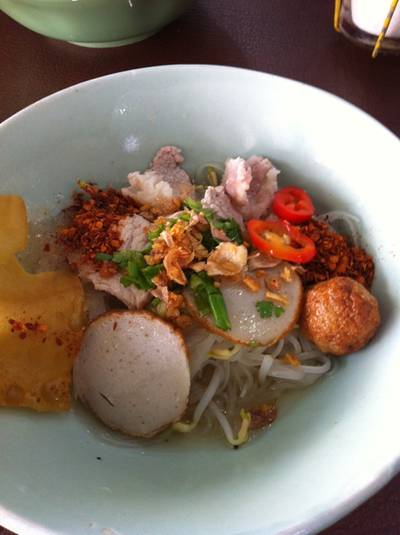 เส้นเล็กแห้งต้มยำ ชามนี้อะไรก็ดี ยกเว้นแต่ "ถั่วงอก" ที่ลืมบอกเค้าว่าไม่เอา ที่ ร้านอาหาร ก๋วยเตี๋ยวเปรี้ยวปาก