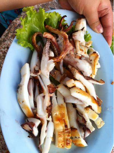 ปลาหมึกหอมย่าง ที่ ร้านอาหาร น้องพิม ริมหาดราไวย์