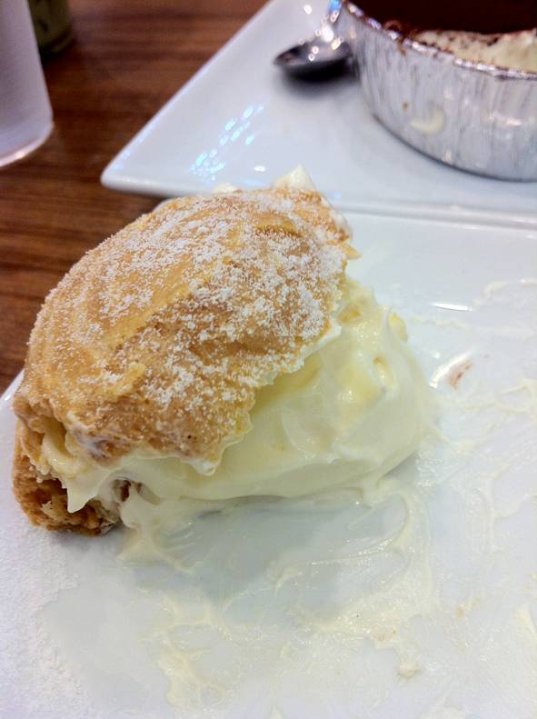 ครีมเยิ้มๆ ด้านใน  ที่ ร้านอาหาร Bake a Wish The Circle