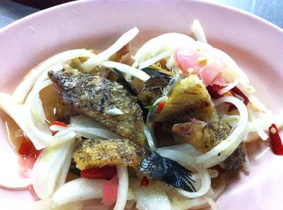ยำปลาสลิด ที่ ร้านอาหาร ร้านข้าวต้มนายง้วน