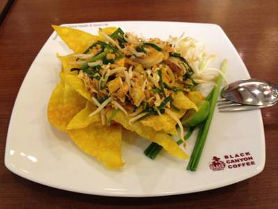 "ผัดไทเกี๊ยวกรอบกุ้งสด" ไม่ใส่เส้นคร๊าา... ที่ ร้านอาหาร Black Canyon Coffee, Hua Hin Market Village
