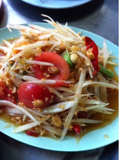 ส้มตำไทย ที่ ร้านอาหาร น้องพิม ริมหาดราไวย์
