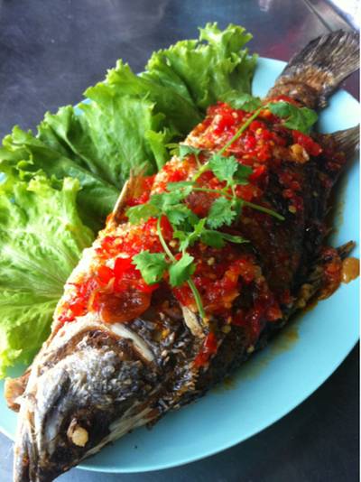ปลากะพงทอดราดพริก ที่ ร้านอาหาร น้องพิม ริมหาดราไวย์