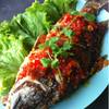 ปลากะพงทอดราดพริก ที่ ร้านอาหาร น้องพิม ริมหาดราไวย์