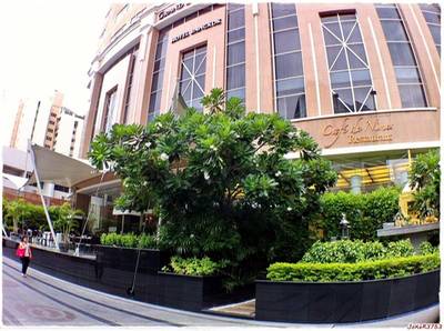 ร้านอยู่ชั้น G ด้านหน้า ร.ร.แกรนด์ สุขุมวิทเลยครับ ที่ ร้านอาหาร Cafe de nimes Grand sukhumvit bangkok hotels