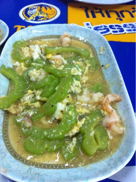 มะระผัดไข่รสชาติไม่ธรรมดา ที่ ร้านอาหาร เส่ย