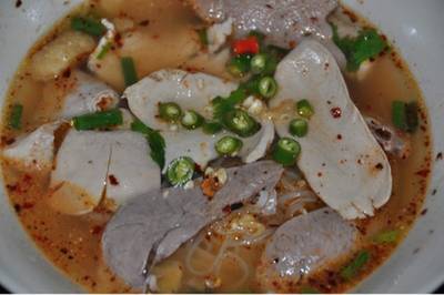 ก๋วยเตี๋ยวหมูต้มยำ ไม่ต้องปรุงเพิ่ม รสชาติจัดจ้าน ที่ ร้านอาหาร ก๋วยเตี๋ยวหมูวัดเอี่ยมฯ 80 ปี