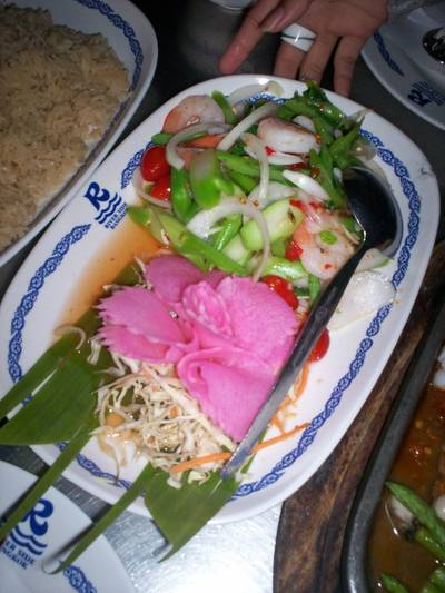 ยำกุ้งผัดคะน้า ที่ ร้านอาหาร Riverside Bangkok