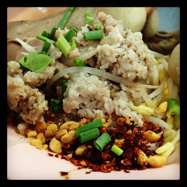 yum!! ที่ ร้านอาหาร รุ่งเรือง ก๋วยเตี๋ยวหมู