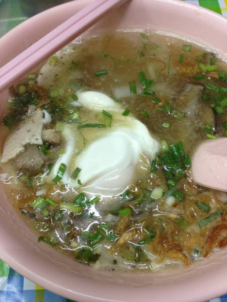 ก๋วยจั้บญวนใส่ไข่ ที่ ร้านอาหาร คุณแดงก๋วยจั๊บญวน