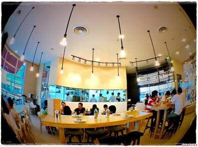 หลอดไฟร้านนี้แปลกดีครับ โต๊ะก็มีทั้งโต๊ะสูง โต๊ะปกติ และบาร์ เชฟเต็มครัว ที่ ร้านอาหาร HAP de NOUS The Promenade
