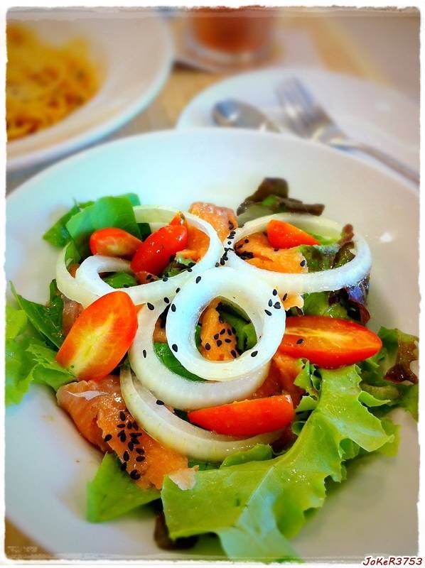 Smoked Salmon Salad จานนี้ไม่แนะนำเลยครับ น้ำสลัดแปลกๆ ที่ ร้านอาหาร HAP de NOUS The Promenade