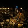 บรรยากาศที่นั่งบนดาดฟ้า(ฝนพึ่งหยุดตกคนเลยน้อย) ที่ ร้านอาหาร Riverside Bangkok