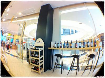 สารพัดไวน์ตั้งโชว์ไว้ริมผนังร้านฝั่งตัวห้างฯ ครับ ที่ ร้านอาหาร HAP de NOUS The Promenade