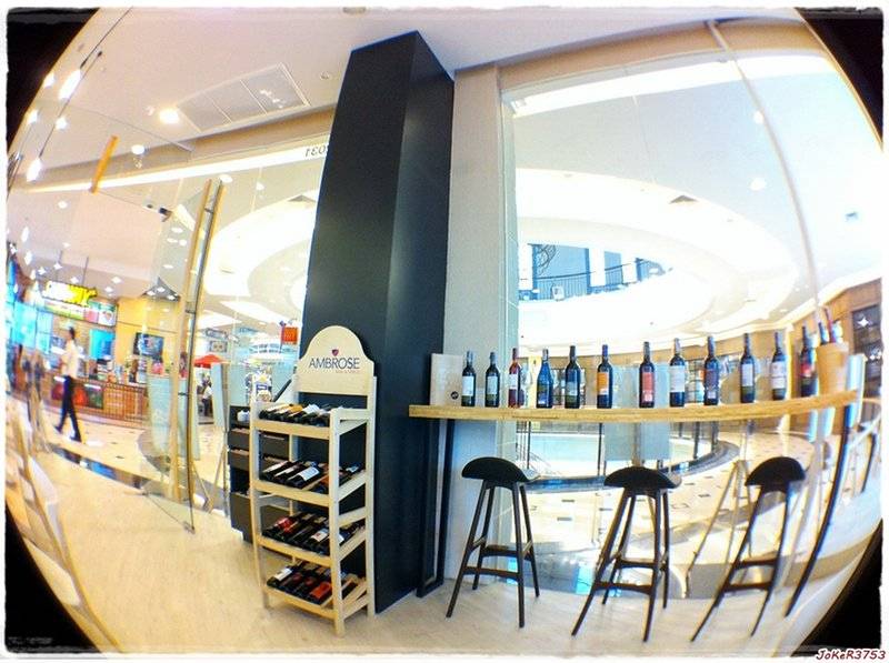 สารพัดไวน์ตั้งโชว์ไว้ริมผนังร้านฝั่งตัวห้างฯ ครับ ที่ ร้านอาหาร HAP de NOUS The Promenade