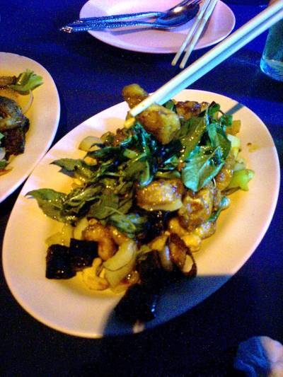 ไก่ผัดเม็ดมะม่วง  ที่ ร้านอาหาร ก้าวหน้า