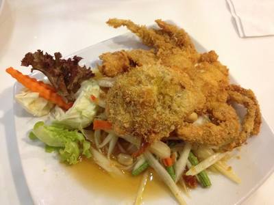 ส้มตำปูนิ่ม ที่ ร้านอาหาร กับข้าวกับปลา Central World