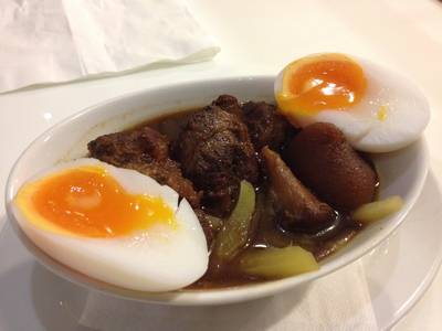 ขาหมูคาราเมลไข่มะตูม ที่ ร้านอาหาร กับข้าวกับปลา Central World