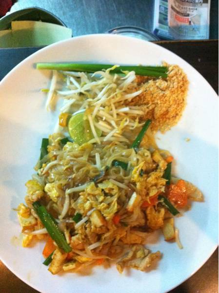 ผัดไทย. สดๆ ที่ ร้านอาหาร Tip-Top Thai Asian Dining & Grill