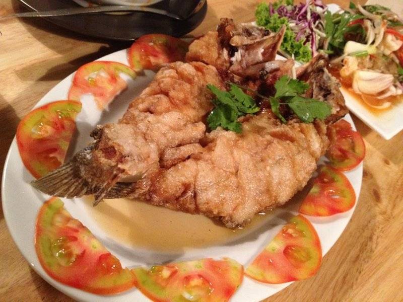 ปลาทอดน้ำปลา ที่ ร้านอาหาร In The Box Bar Station