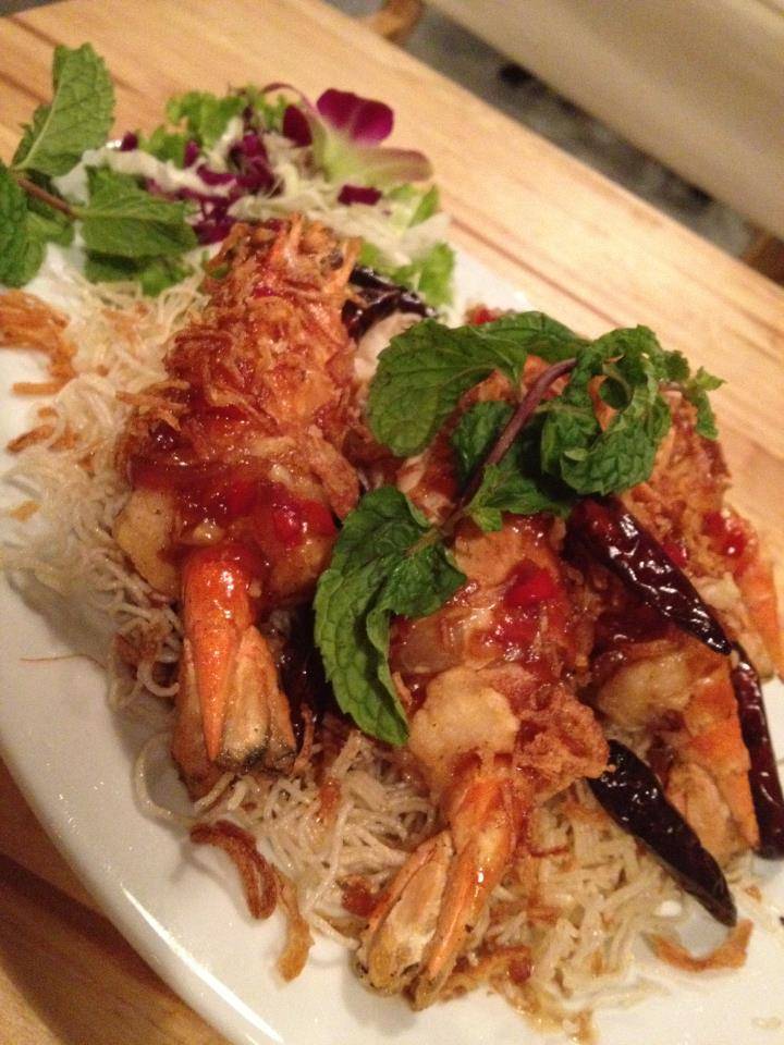 กุ้งแม่น้ำราดซอสมะขาม ที่ ร้านอาหาร In The Box Bar Station