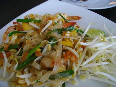 ผัดไทกุ้งสด ที่ ร้านอาหาร Three Mango
