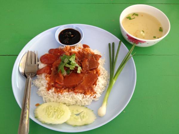 ข้าวหมูแดง ที่ ร้านอาหาร นำนำ ลูกชิ้นปลา บะหมี่ปลา