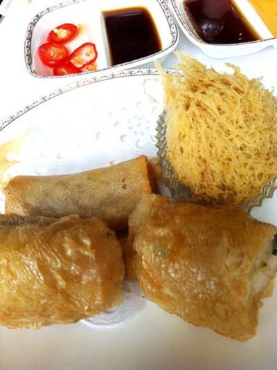ฟองเต้าหูห่อกุ้ง และเผือกทอด ที่ ร้านอาหาร Déjà Vu