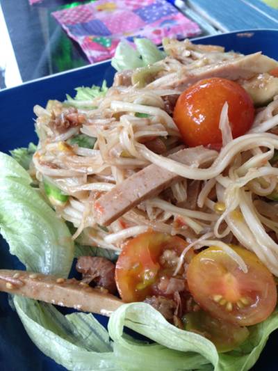 สลัดลาวรสแซ่บบบบ ที่ ร้านอาหาร Fly Me To The Moon (Chiangmai )
