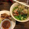 ไก่ย่างและเกี๊ยวน้ำเป็ด ที่ ร้านอาหาร บุษบาเป็ดย่าง