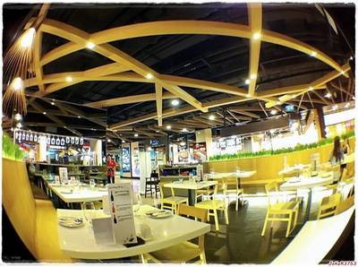 ร้านโล่งดีครับ โต๊ะเก้าอี้เป็นไม้เรียบๆ สีน้ำตาลอ่อน (เก้าอี้มีเบาะนะ) ที่ ร้านอาหาร Spaghetti Factory Central ลาดพร้าว
